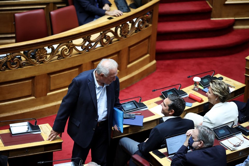 Κώστας Σκανδαλίδης και Αλέξης Τσίπρας σε ένα μίνι τετ α τετ / Φωτογραφία: Eurokinissi