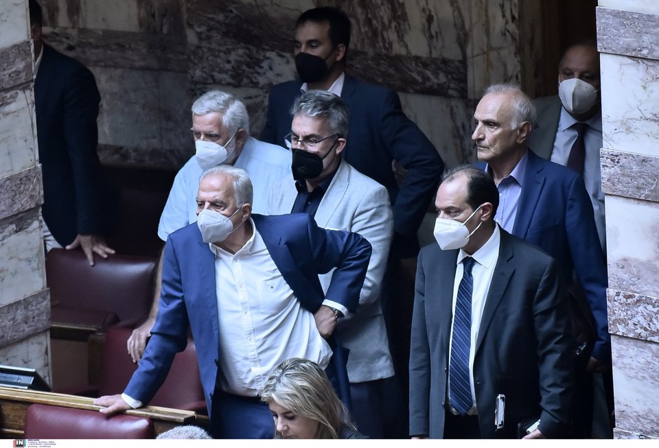 Πηγαδάκι βουλευτών του ΣΥΡΙΖΑ, στο πίσω μέρος της ολομέλειας -Φλαμπουράρης, Δρίτσας, Βαρεμένος, Σπίρτζης
