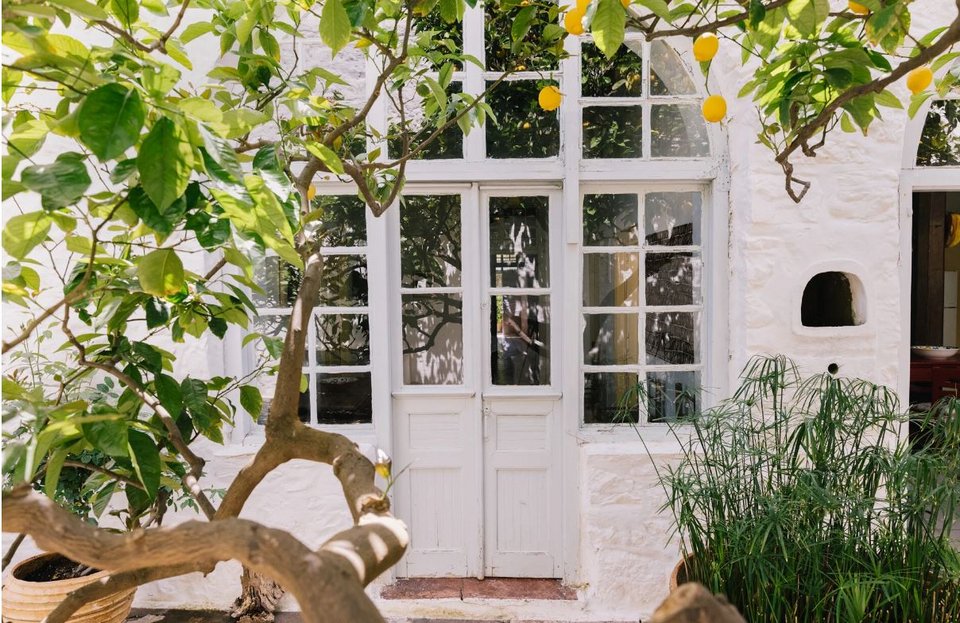 Η είσοδος στο σπίτι μέσα από τον περίκλειστο, κατάφυτο κήπο / Paris Tavitian