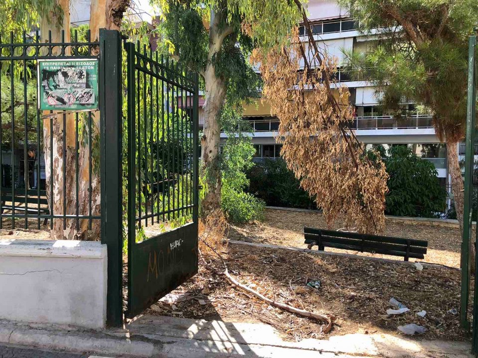 Εικόνες εγκατάλειψης στο πάρκο της Καλλιθέας