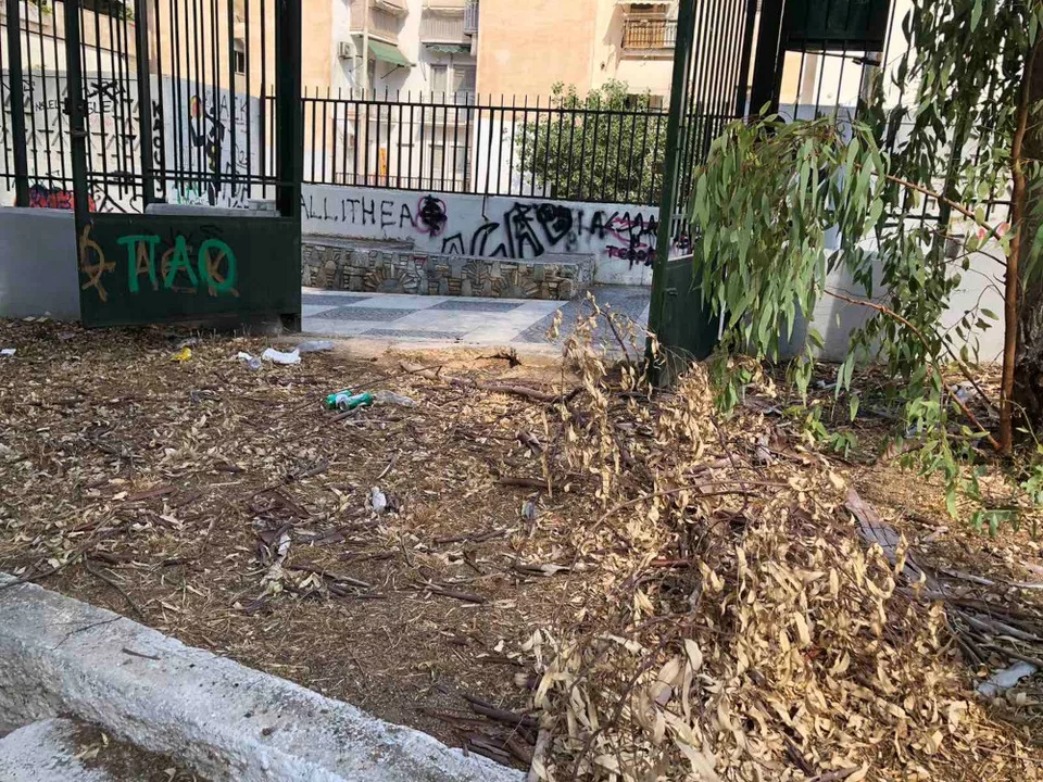 Εικόνες εγκατάλειψης στο πάρκο της Καλλιθέας