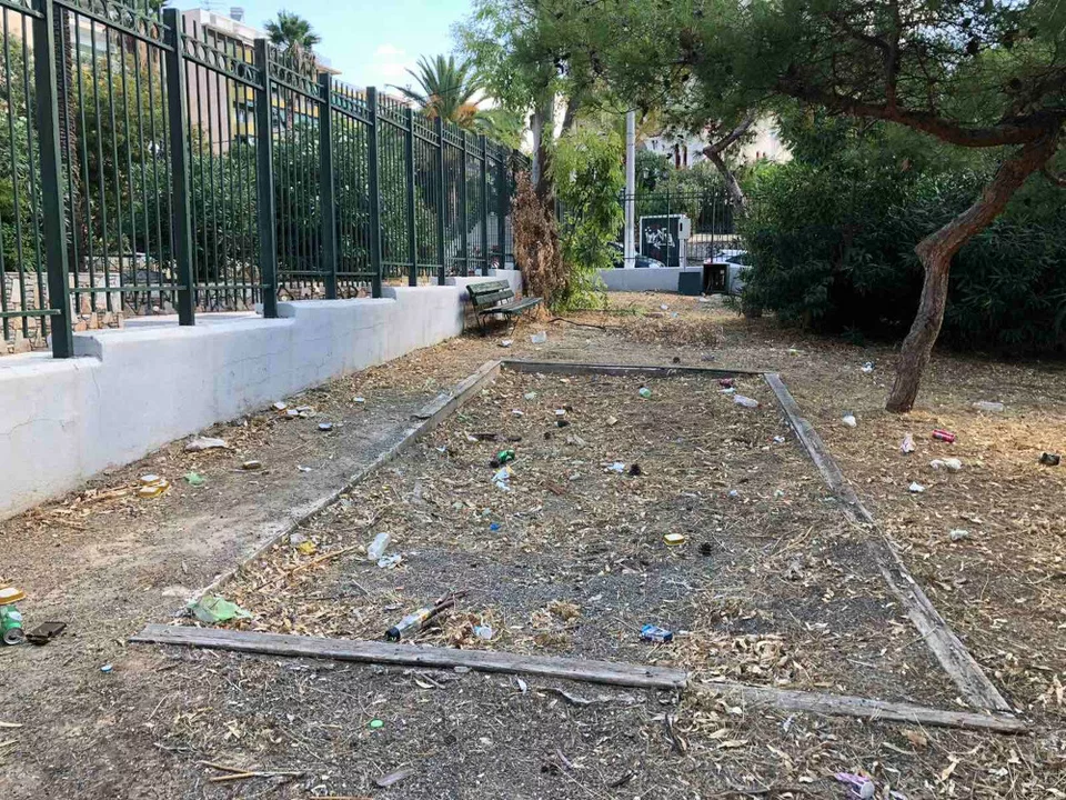 Εικόνες εγκατάλειψης στο πάρκο της Καλλιθέας