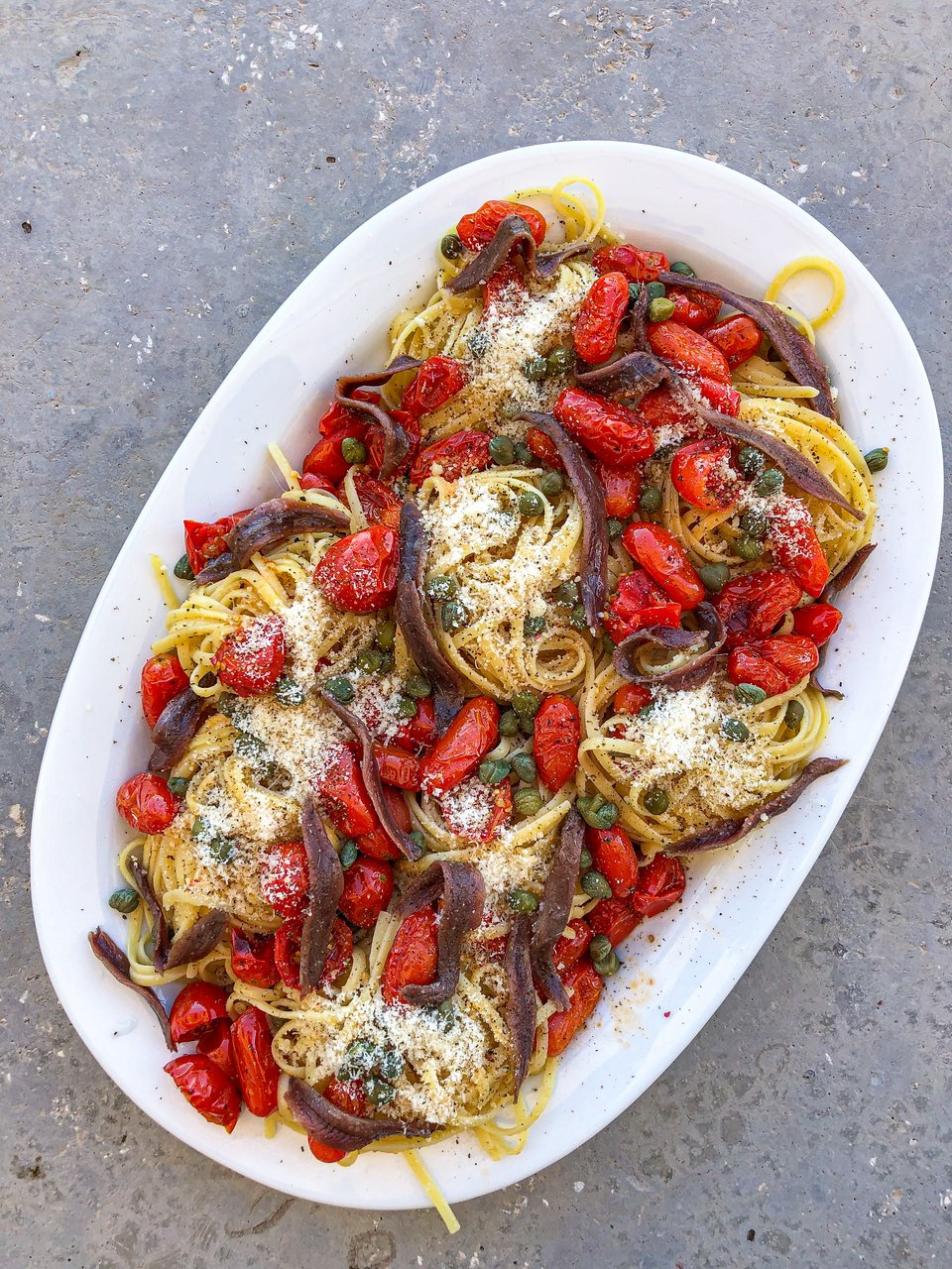 Ζυμαρικά με ντοματίνια και αντζούγιες.