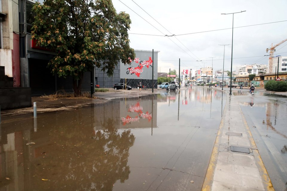 Η οδός Πειραιώς πλημμυρισμένη από τη βροχή / Φωτογραφία: ΠΑΝΑΓΟΠΟΥΛΟΣ ΓΙΑΝΝΗΣ/EUROKINISSI