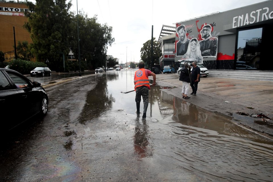 Η οδός Πειραιώς πλημμυρισμένη από τη βροχή / Φωτογραφία: ΠΑΝΑΓΟΠΟΥΛΟΣ ΓΙΑΝΝΗΣ/EUROKINISSI