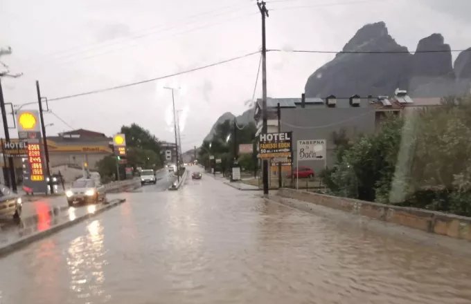 η οδός Τρικάλων, ο κεντρικός δρόμος της πόλης