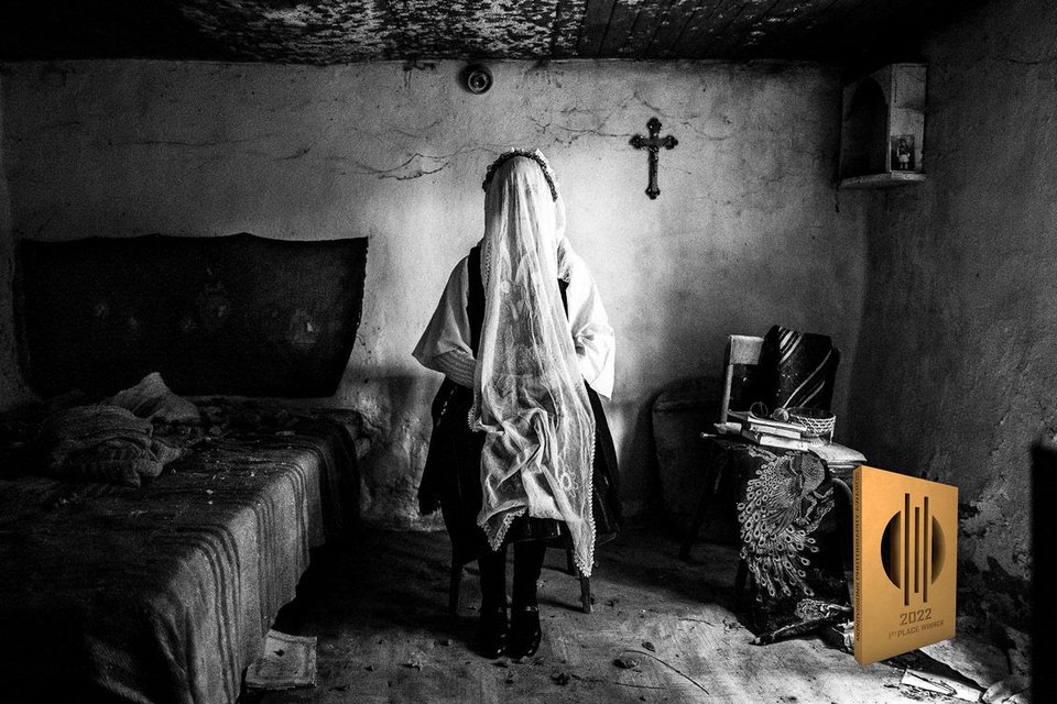 γυναίκα με φορεσιά από Ερμάκια, Πτολεμαΐδα