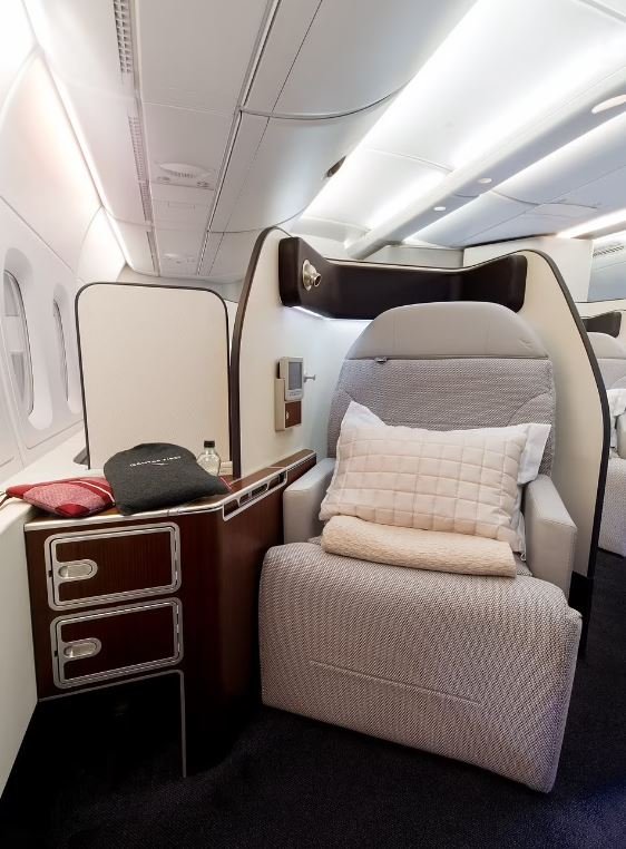 Μόλις επιβιβαστείτε, θα περάσετε την πτήση σε ένα πλήρως ανακλινόμενο κρεβάτι με στρώμα από δέρμα προβάτου, σύμφωνα με το Flight Hopper