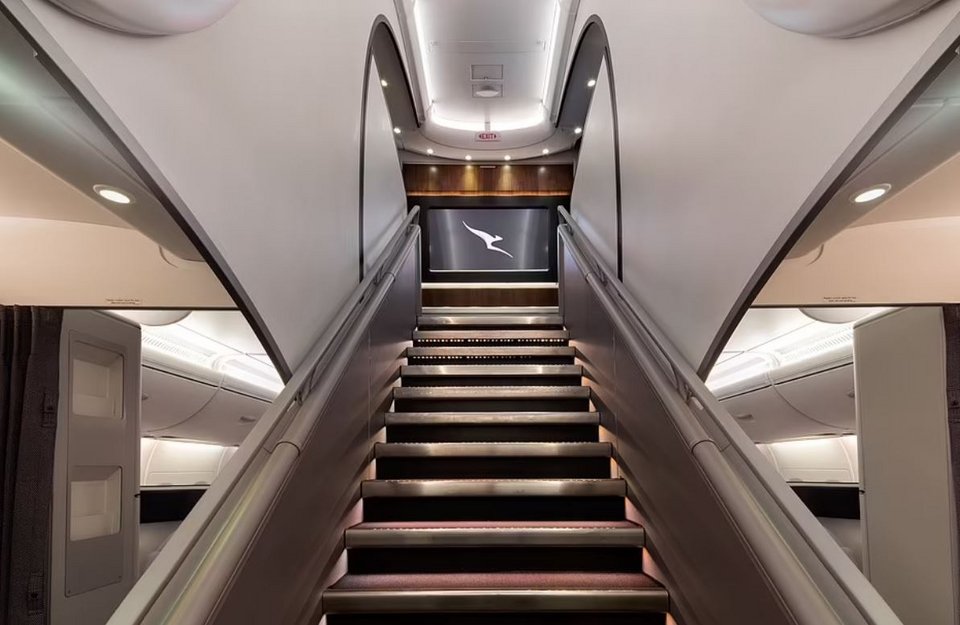 Το αεροπλάνο έχει ύψος δύο ορόφων και μια σκάλα από τον χώρο της πρώτης θέσης οδηγεί σε ένα μπαρ και ένα σαλόνι.  