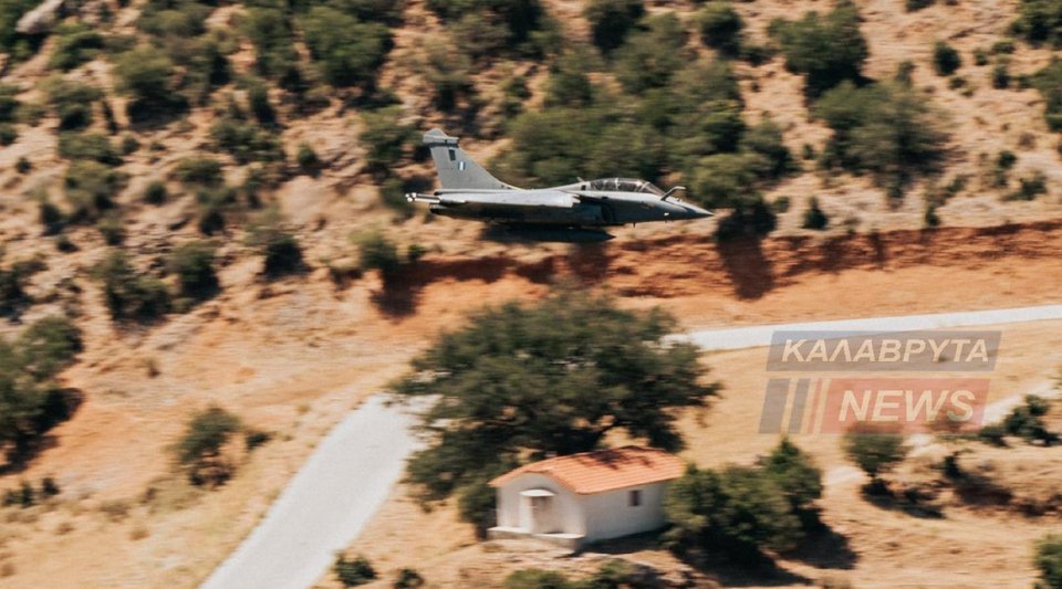 Rafale πετούν πάνω από σπίτια στα Καλάβρυτα -Φωτογραφία: kalavrytanews.com/Κλεομένης Κουφαλιώτης