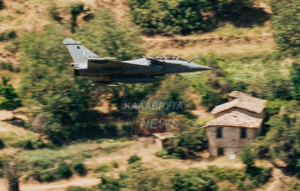 Rafale πετούν πάνω από σπίτια στα Καλάβρυτα -Φωτογραφία: kalavrytanews.com/Κλεομένης Κουφαλιώτης