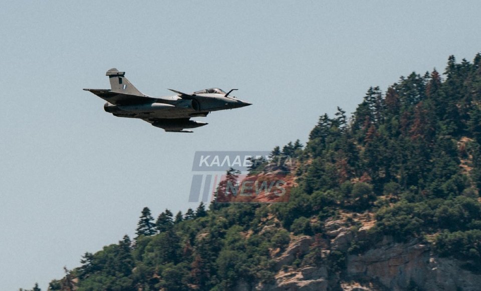 Rafale πετούν πάνω από σπίτια στα Καλάβρυτα -Φωτογραφία: kalavrytanews.com/Κλεομένης Κουφαλιώτης