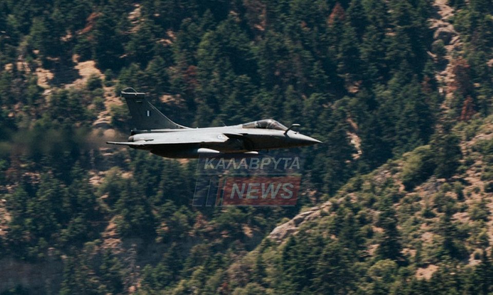 Rafale πετούν πάνω από σπίτια στα Καλάβρυτα -Φωτογραφία: kalavrytanews.com/Κλεομένης Κουφαλιώτης