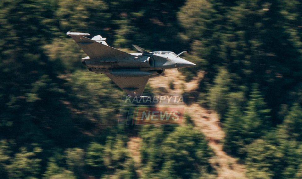 Rafale πετούν πάνω από σπίτια στα Καλάβρυτα -Φωτογραφία: kalavrytanews.com/Κλεομένης Κουφαλιώτης