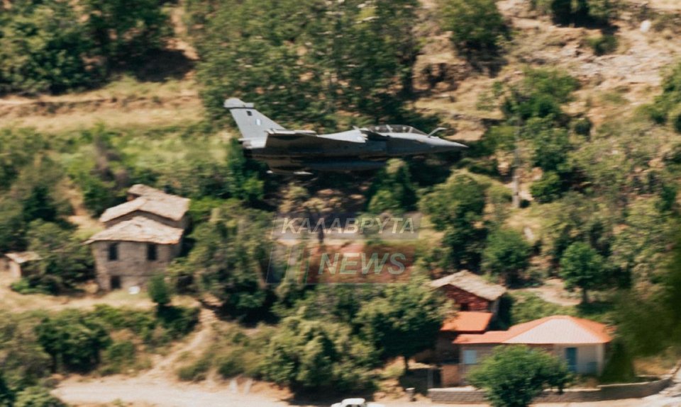 Rafale πετούν πάνω από σπίτια στα Καλάβρυτα -Φωτογραφία: kalavrytanews.com/Κλεομένης Κουφαλιώτης