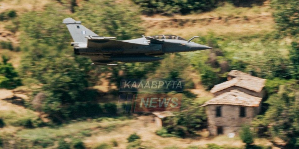 Rafale πετούν πάνω από σπίτια στα Καλάβρυτα -Φωτογραφία: kalavrytanews.com/Κλεομένης Κουφαλιώτης