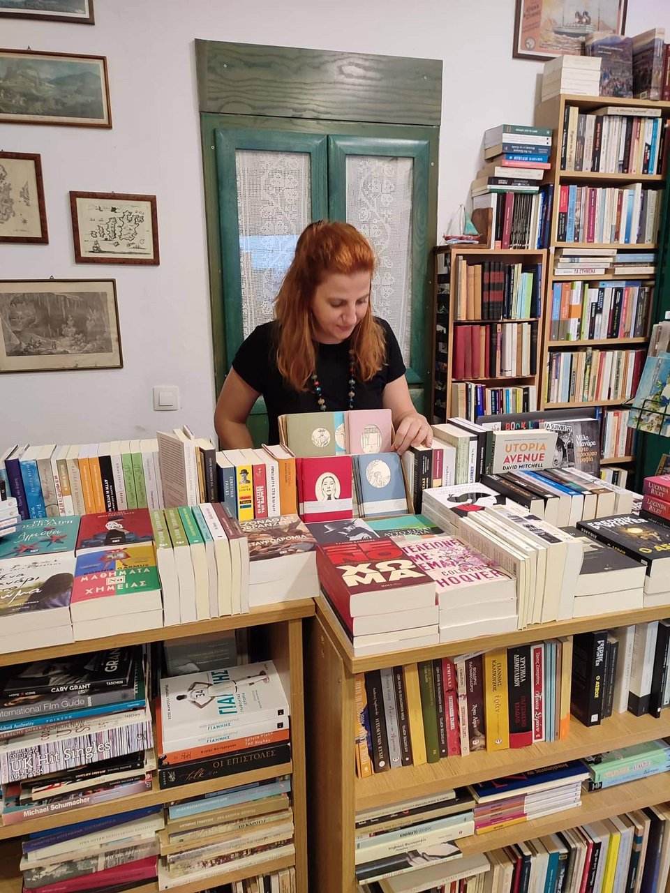Η ιδιοκτήτρια του βιβλιοπωλείου Αρόδο στην Αντίπαρο.