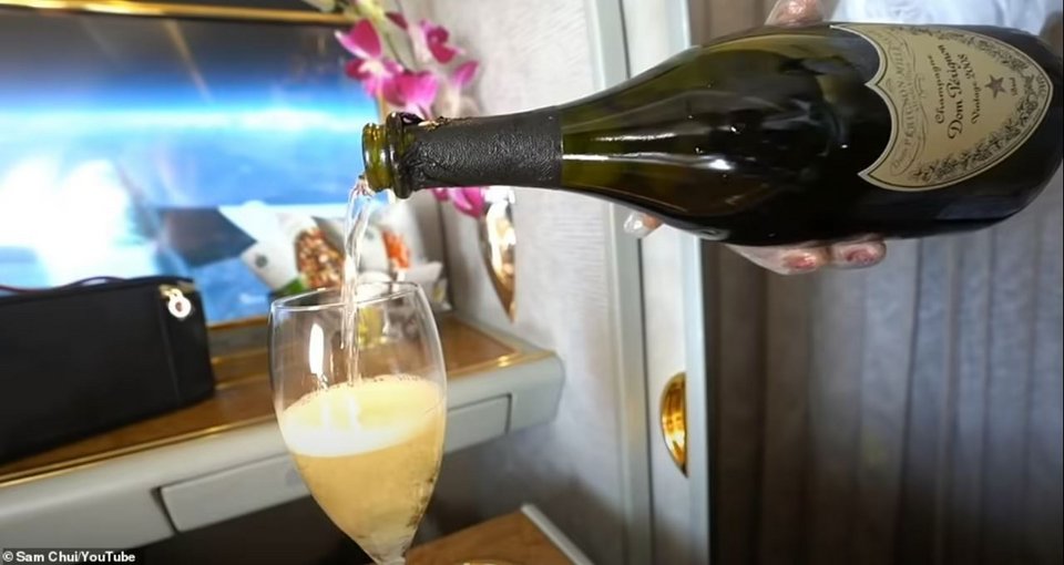 Το Dom Pérignon 2008 συνεχίζει να ρέει καθ' όλη τη διάρκεια της πτήσης