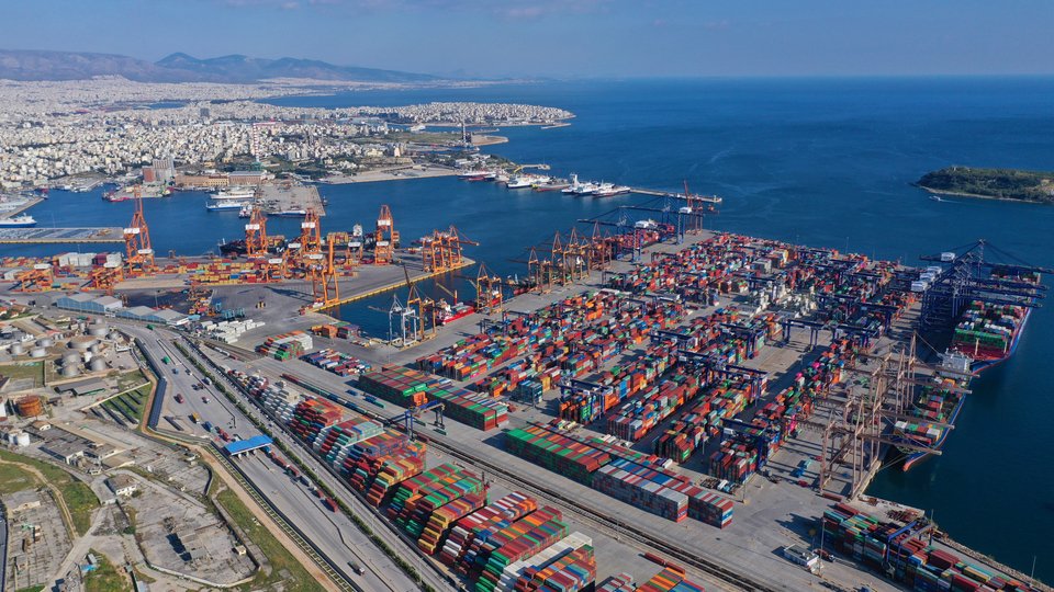 Εμπορικό λιμάνι του Πειραιά, Πέραμα. Φωτογραφία από SHUTTERSTOCK