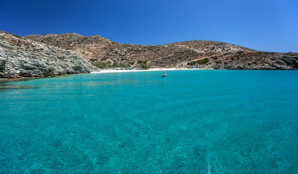 Με τα καϊκια του νησιού ο επισκέπτης θα βρει στη Δονούσα τις ωραιότερες παραλίες με τιρκουάζ νερά και αμμουδιές εξωτικής ομορφιάς - Φωτογραφία: Shutterstock