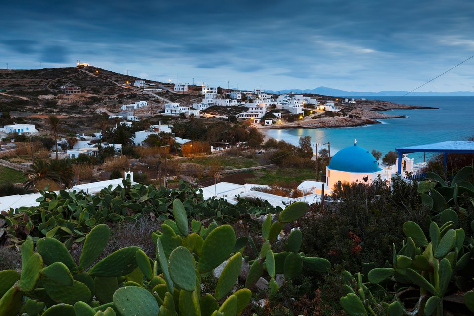 Όταν πέφτει το φως και ανάβουν τα φώτα η Δονούσα μοιάζει με πίνακα ζωγραφικής -