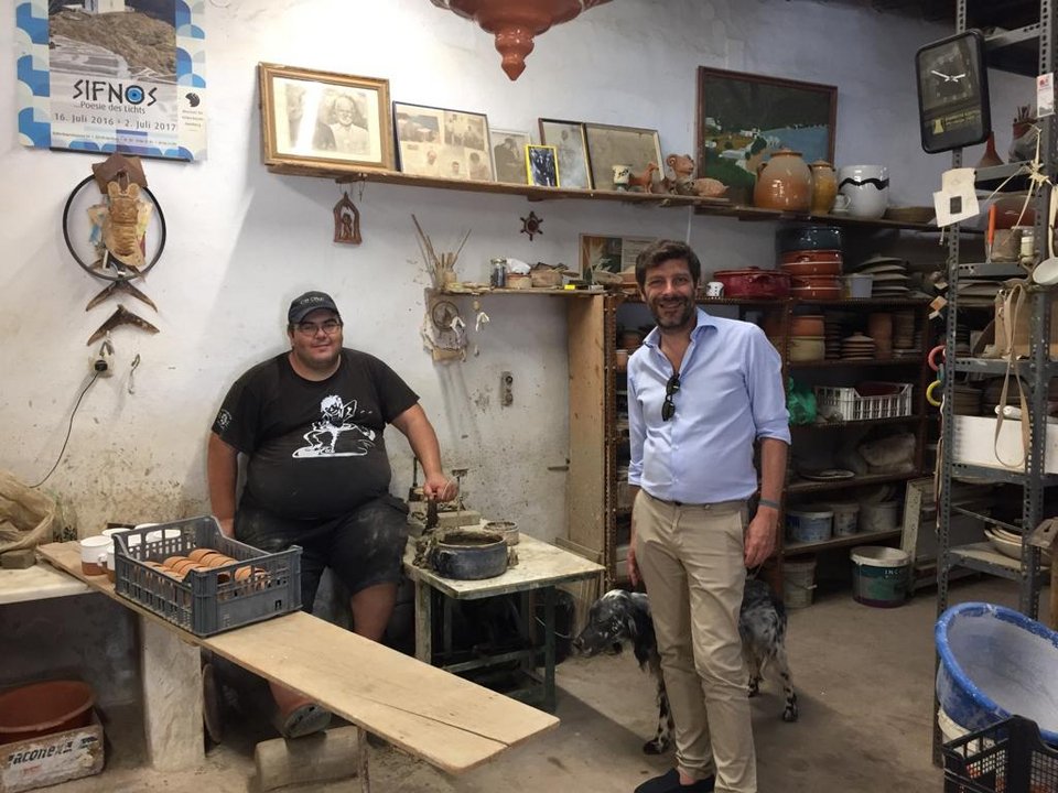 O Νικόλας Γιατρομανωλάκης σε ένα παό τα 21 παραδοσιακά εργαστήρια του νησιού