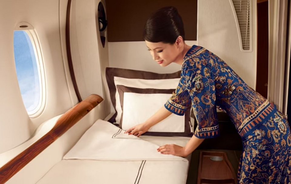 Όσοι επιθυμούν να πετάξουν από τη Νέα Υόρκη προς τη Σιγκαπούρη μπορούν να κλείσουν εισιτήριο πρώτης θέσης αξίας 14.000 δολαρίων στη Singapore Airlines.  