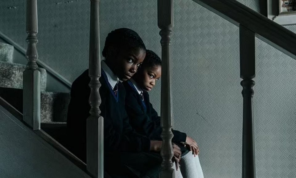  Στη φωτογραφία, η Leah Mondesir Simmons και η Eva-Arianna Baxter υποδύονται τις δίδυμες όταν είναι παιδιά