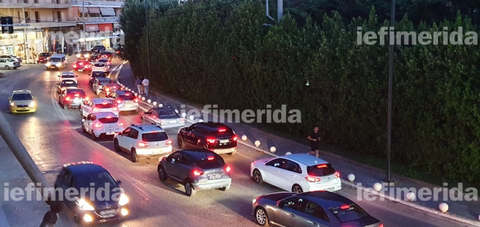 Μποτιλιάρισμα στην Παλαιά Φωκαία στο Σούνιο λόγω της συναυλίας του Νίκου Πορτοκάλογλου