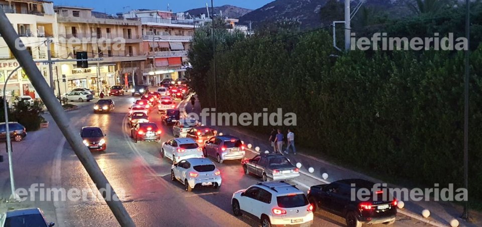 Μποτιλιάρισμα στην Παλαιά Φωκαία στο Σούνιο λόγω της συναυλίας του Νίκου Πορτοκάλογλου