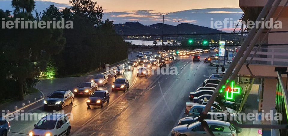 Μποτιλιάρισμα στην Παλαιά Φωκαία στο Σούνιο λόγω της συναυλίας του Νίκου Πορτοκάλογλου