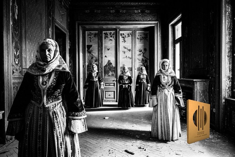 γυναίκες με φορεσιές των Σπετσών