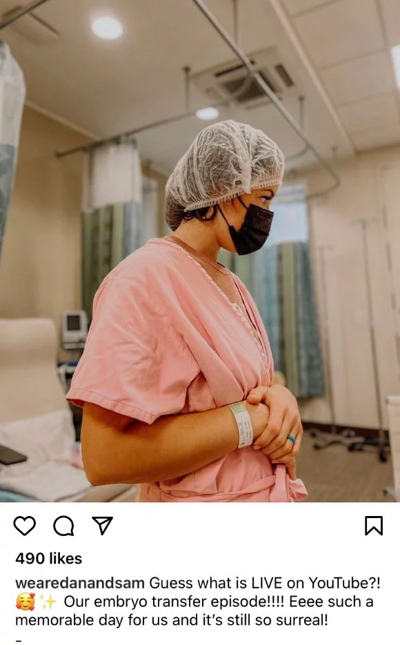 Η Mathews κατέγραψε το πρώτο της ταξίδι παρένθετης μητρότητας στο YouTube, το TikTok και το Instagram για τους 444.000 ακολούθους της