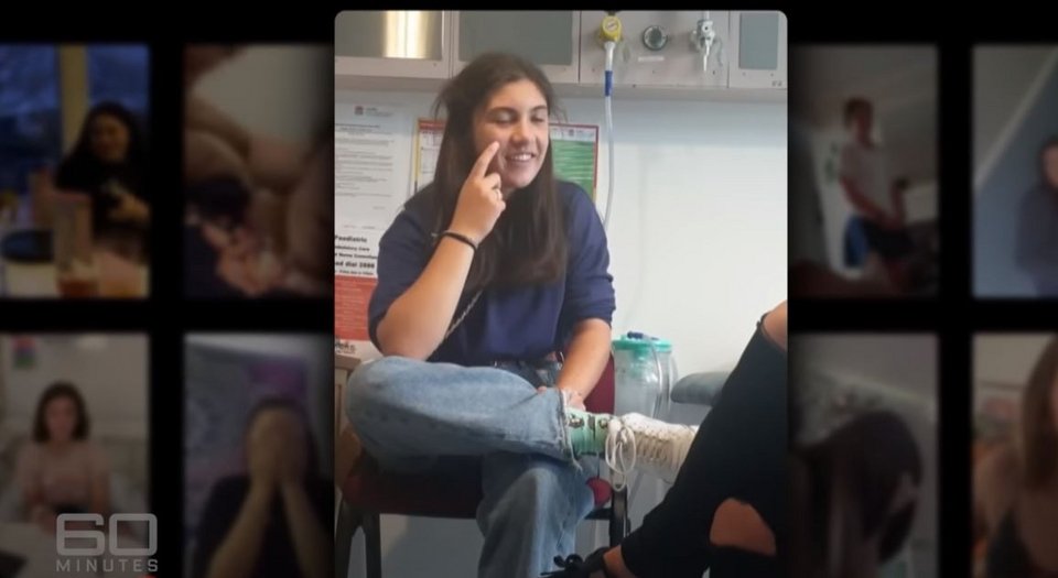 μία από τις κοπέλες που πάσχει από τικ