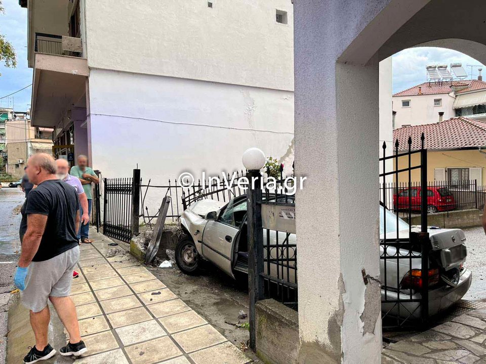 Αυτοκίνητο καρφώθηκε σε περίφραξη σπιτιού στη Βέροια / inveria.gr