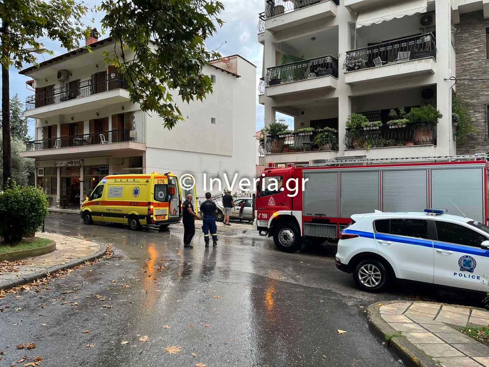 Αυτοκίνητο καρφώθηκε σε περίφραξη σπιτιού στη Βέροια / inveria.gr