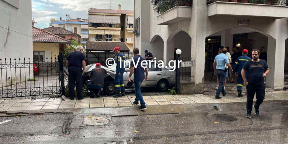 Αυτοκίνητο καρφώθηκε σε περίφραξη σπιτιού στη Βέροια / inveria.gr