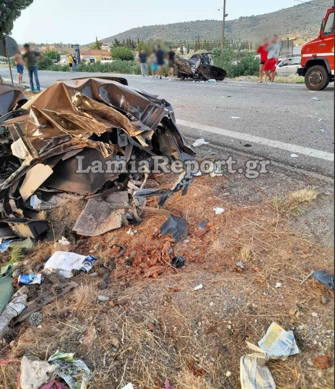 Το αυτοκίνητο στο οποίο επέβαιναν, βγήκε εκτός δρόμου και προσέκρουσε με μεγάλη ταχύτητα σε ένα δέντρο με αποτέλεσμα να διαλυθεί