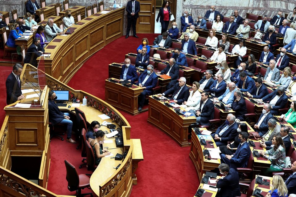 Μητσοτάκης σε Τσίπρα: Μπορείτε να βεβαιώσετε ότι δεν παρακολουθούσατε κανέναν πολιτικό, δημοσιογράφο, επιχειρηματία; / Φωτογραφία: Aris Oikonomou / SOOC