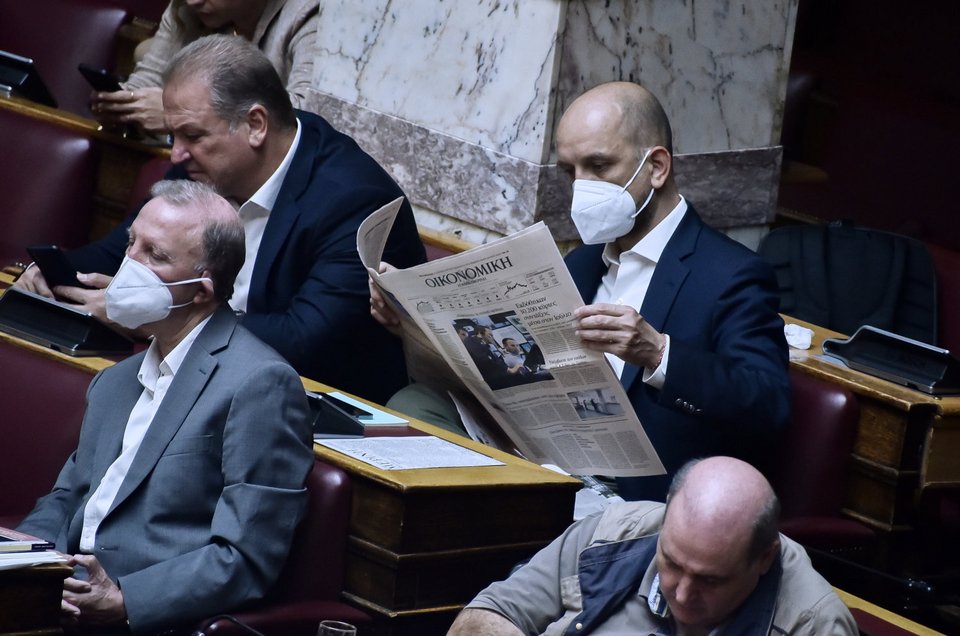 Βουλευτής του ΣΥΡΙΖΑ είχε την ευκαιρία να διαβάσει και οικονομική εφημερίδα / Φωτογραφία: Intime-ΖΑΧΟΣ ΓΙΩΡΓΟΣ