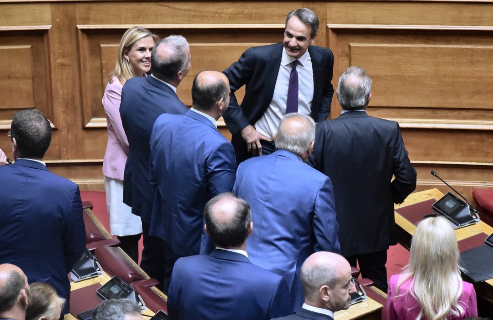 Χαλαρές στιγμές για τον πρωθυπουργό στο περιθώριο της συζήτησης στη Βουλή / Φωτογραφία: Intime-ΖΑΧΟΣ ΓΙΩΡΓΟΣ