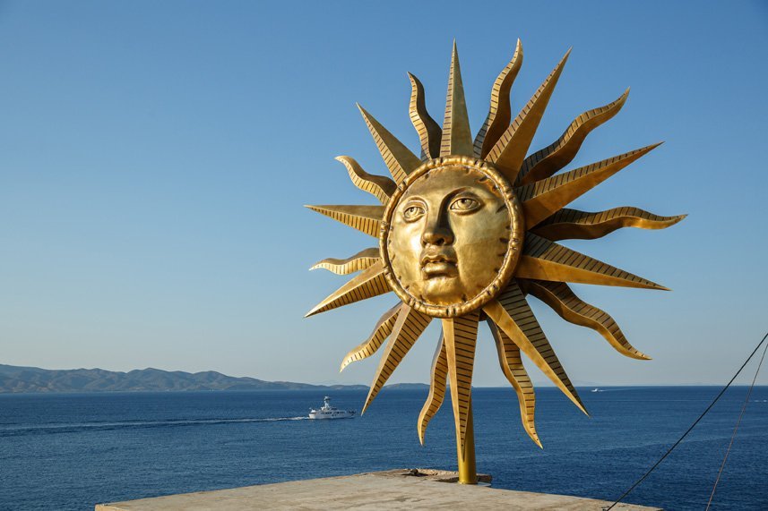 Το 9,1 μέτρων γλυπτό του Jeff Koons δεσπόζει πάνω από το πρώην σφαγείο του νησιού που φιλοξενεί την έκθεσή του/Φωτογραφία: Facebook/ Deste Foundation