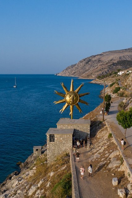 Το πελώριο περιστρεφόμενο γλυπτό του ήλιου