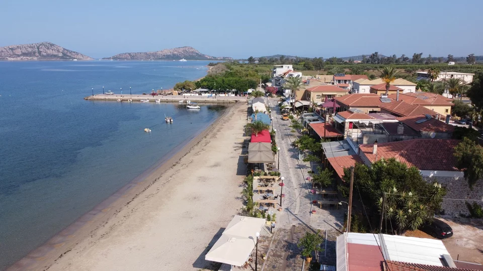 4 υπέροχα χωριά της Πελοποννήσου πάνω στο κύμα, για διακοπές σαν σε νησί 13