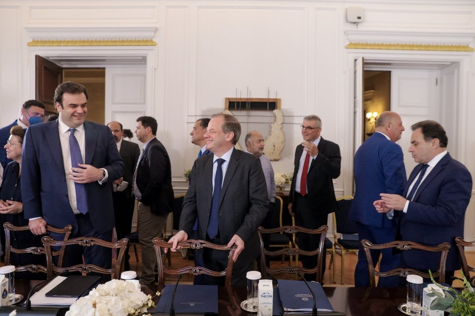 Κυρ. Πιερρακάκης και Κώστας ΚΑραμανλής, πριν ξεκινήσει το υπουργικό -Φωτογραφία: