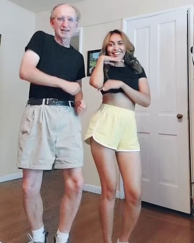 Η Τζάκι και ο Ντέιβ χορεύουν