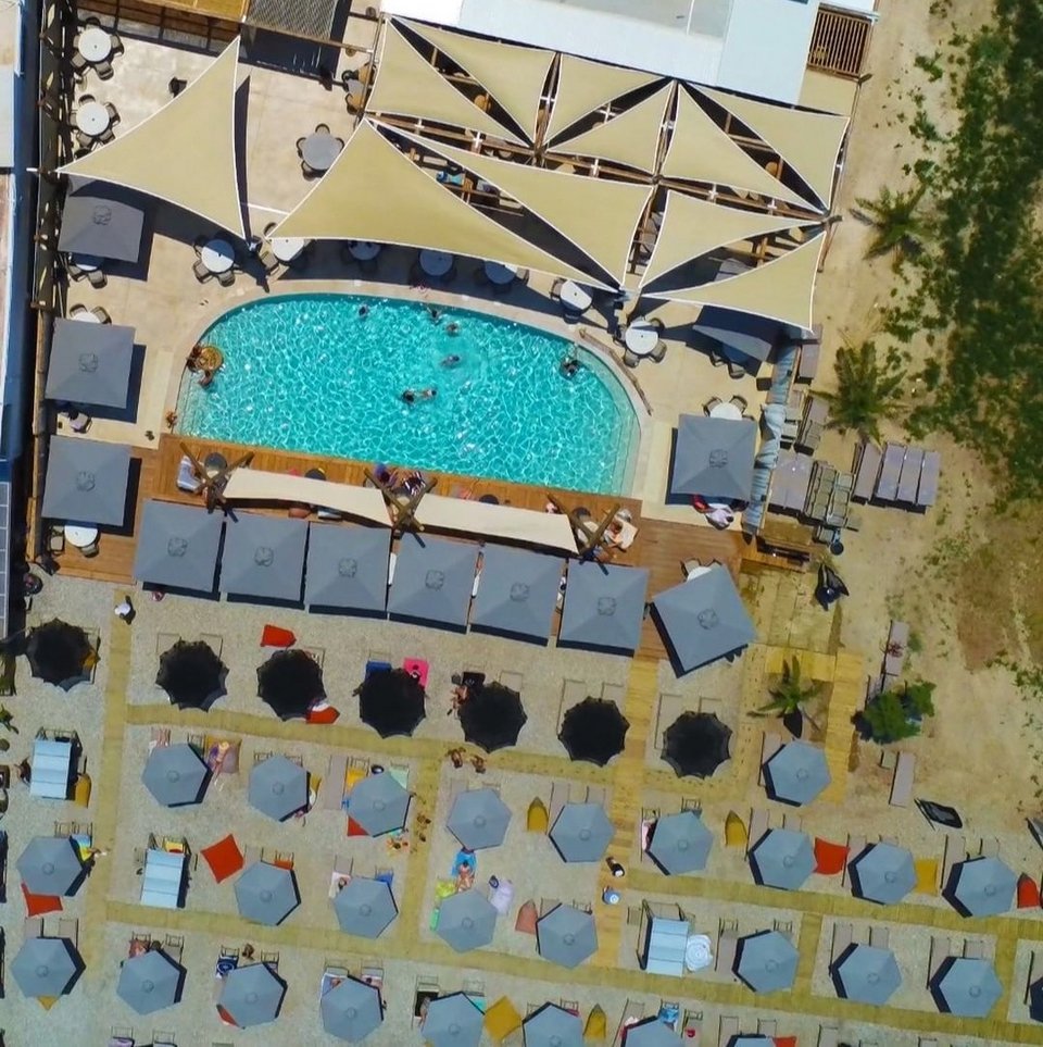 Αεροφωτογραφία από το beach bar Miraggio στην παραλία του Βραχατίου / Φωτογραφία: Miraggio/Instagram