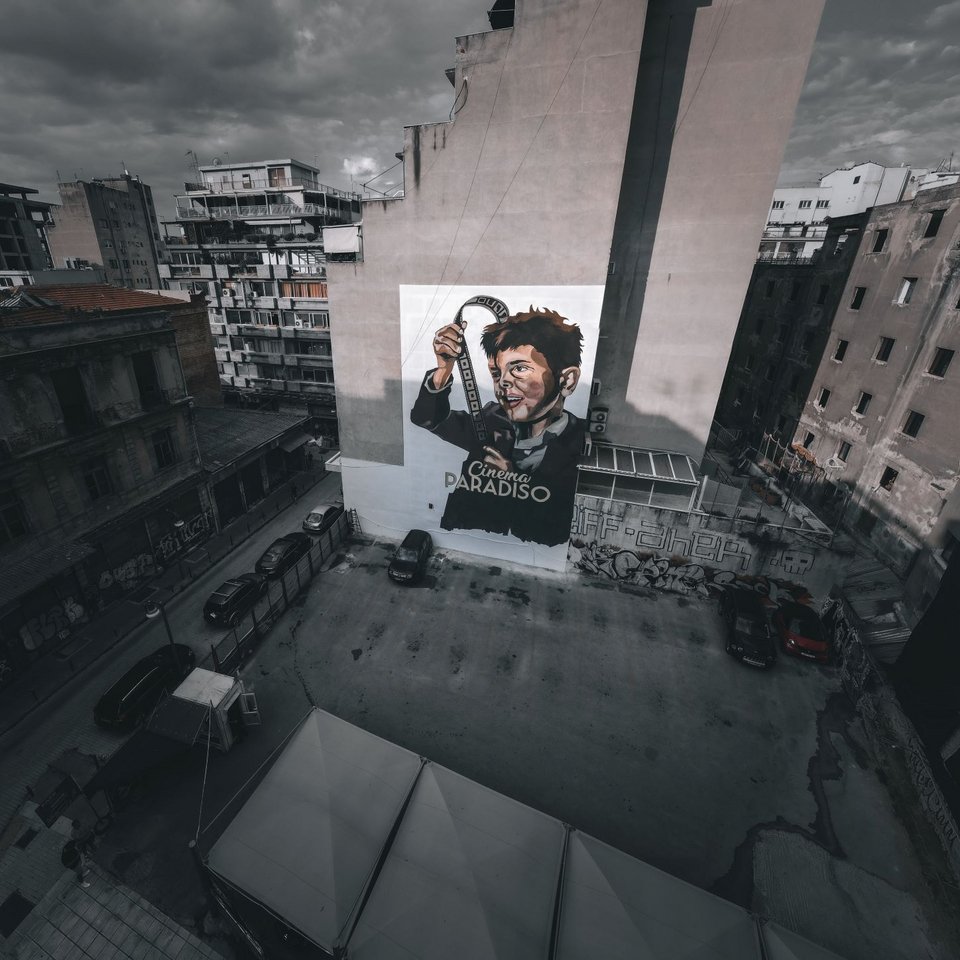 Η τοιχογραφία (mural) στην οδό Βίκτωρος Ουγκώ 3, στα 'Ανω Λαδάδικα, με θεματική απεικόνιση από την ταινία «Σινεμά, ο παράδεισος»