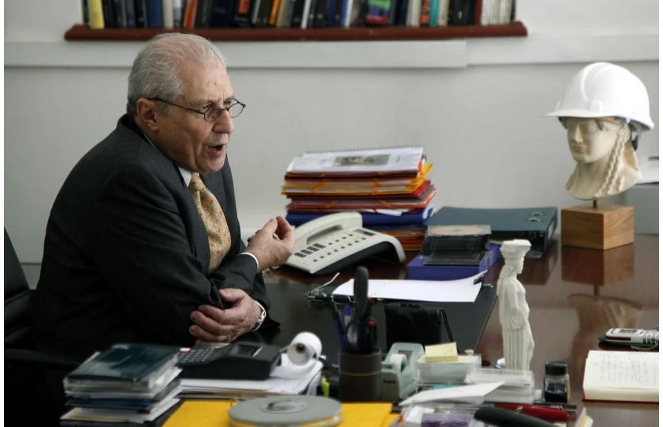 O Δημήτρης Παντερμαλής στο γραφείο του στο Μουσείο της Ακρόπολης. Προσέξτε την κάσκα επάνω στην προτομή της θεάς Αθηνάς / Eurokinissi