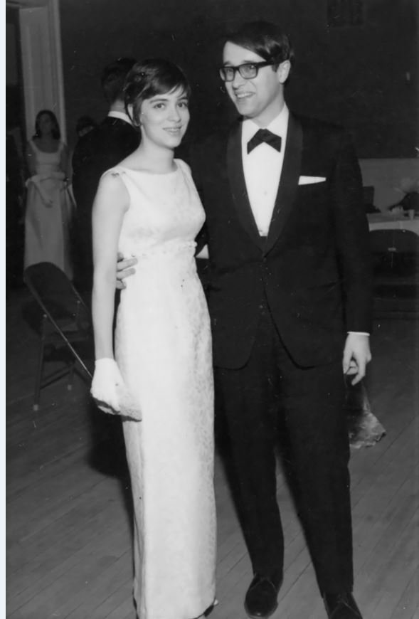 Ο Θάνος Βερέμης με φίλη του στο Vassar College / Από το βιβλίο «Ορος των Ελαιών»